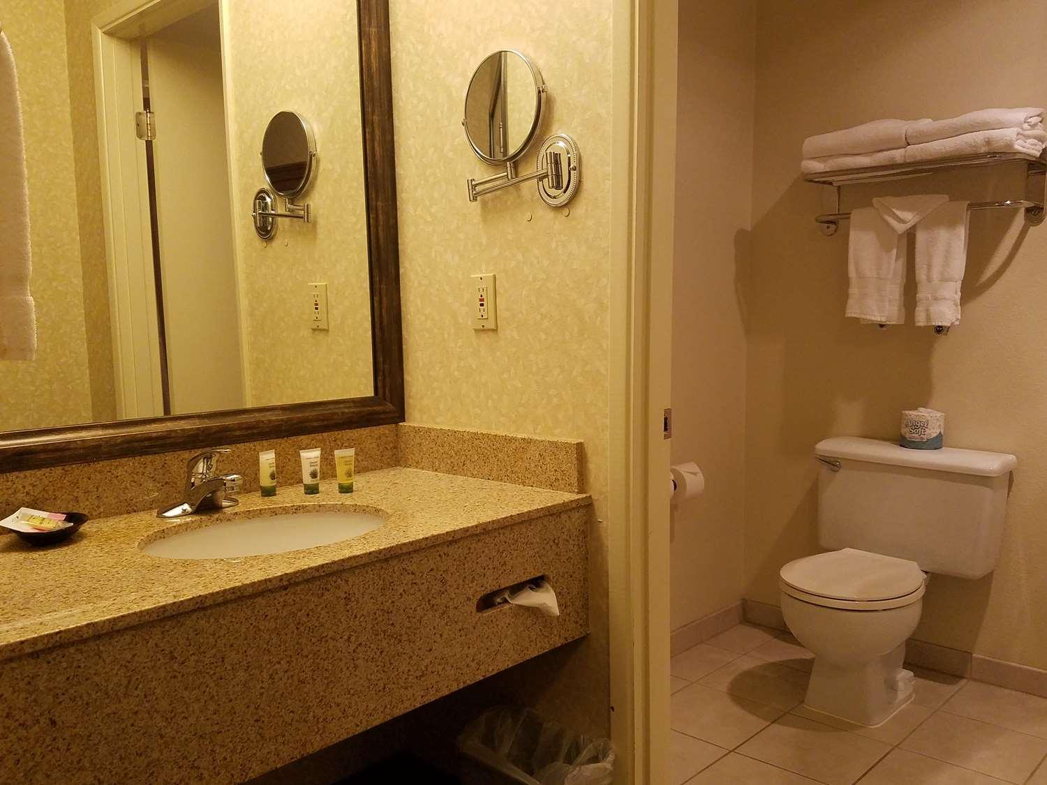 Best Western Plus Rivershore Hotel Oregon City Exterior photo