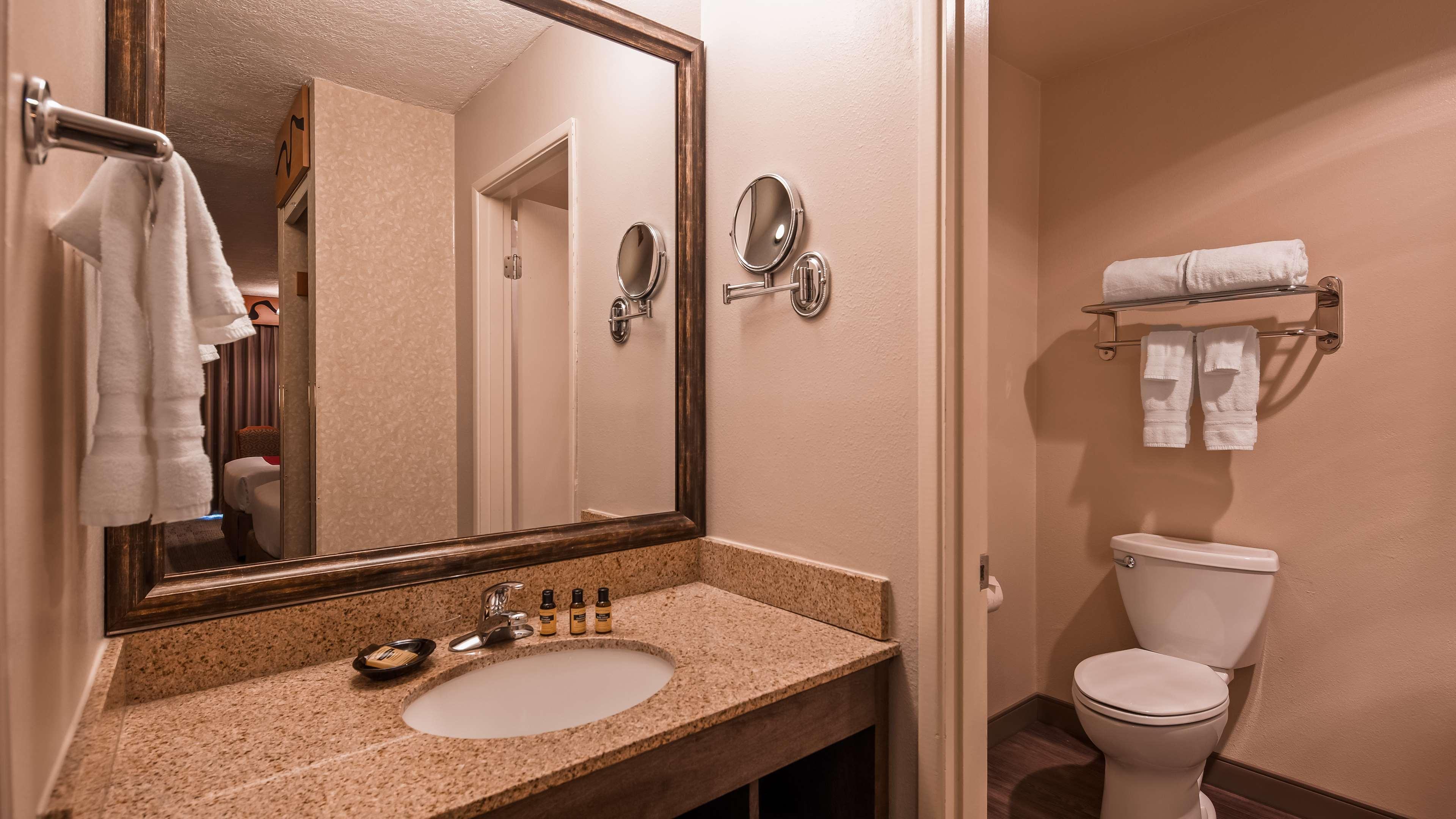 Best Western Plus Rivershore Hotel Oregon City Exterior photo