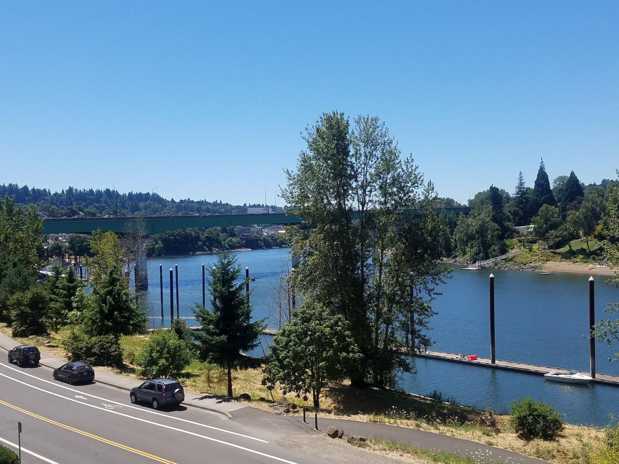 Best Western Plus Rivershore Hotel Oregon City Exterior photo