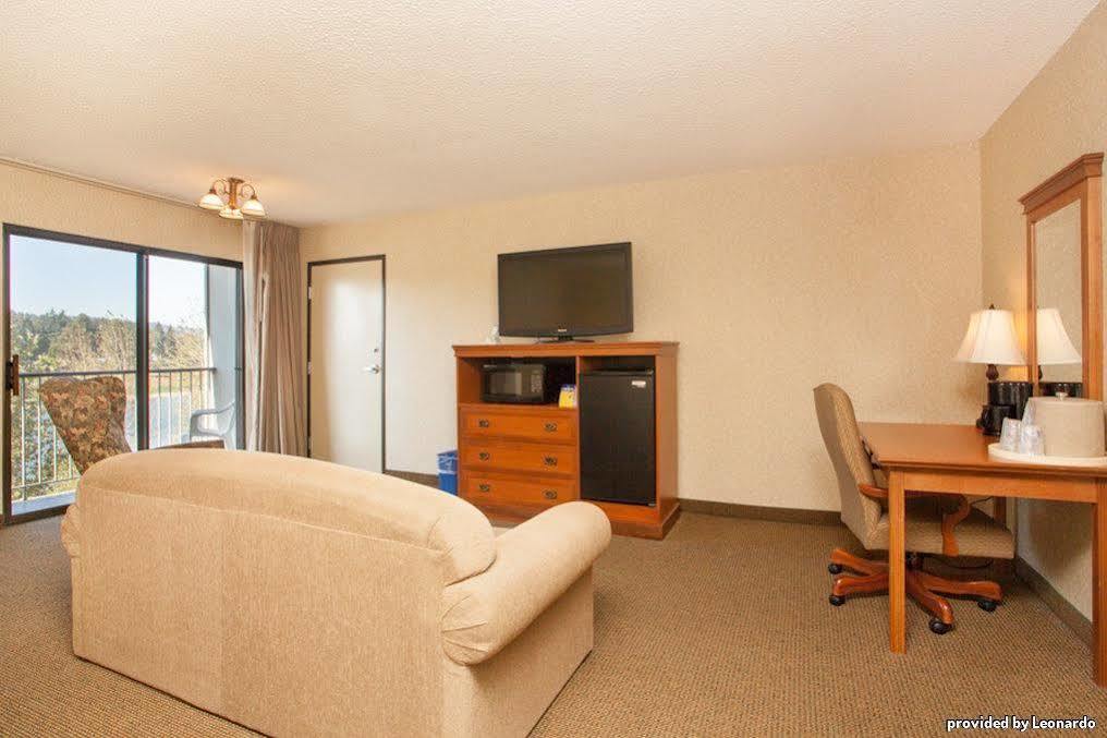 Best Western Plus Rivershore Hotel Oregon City Exterior photo